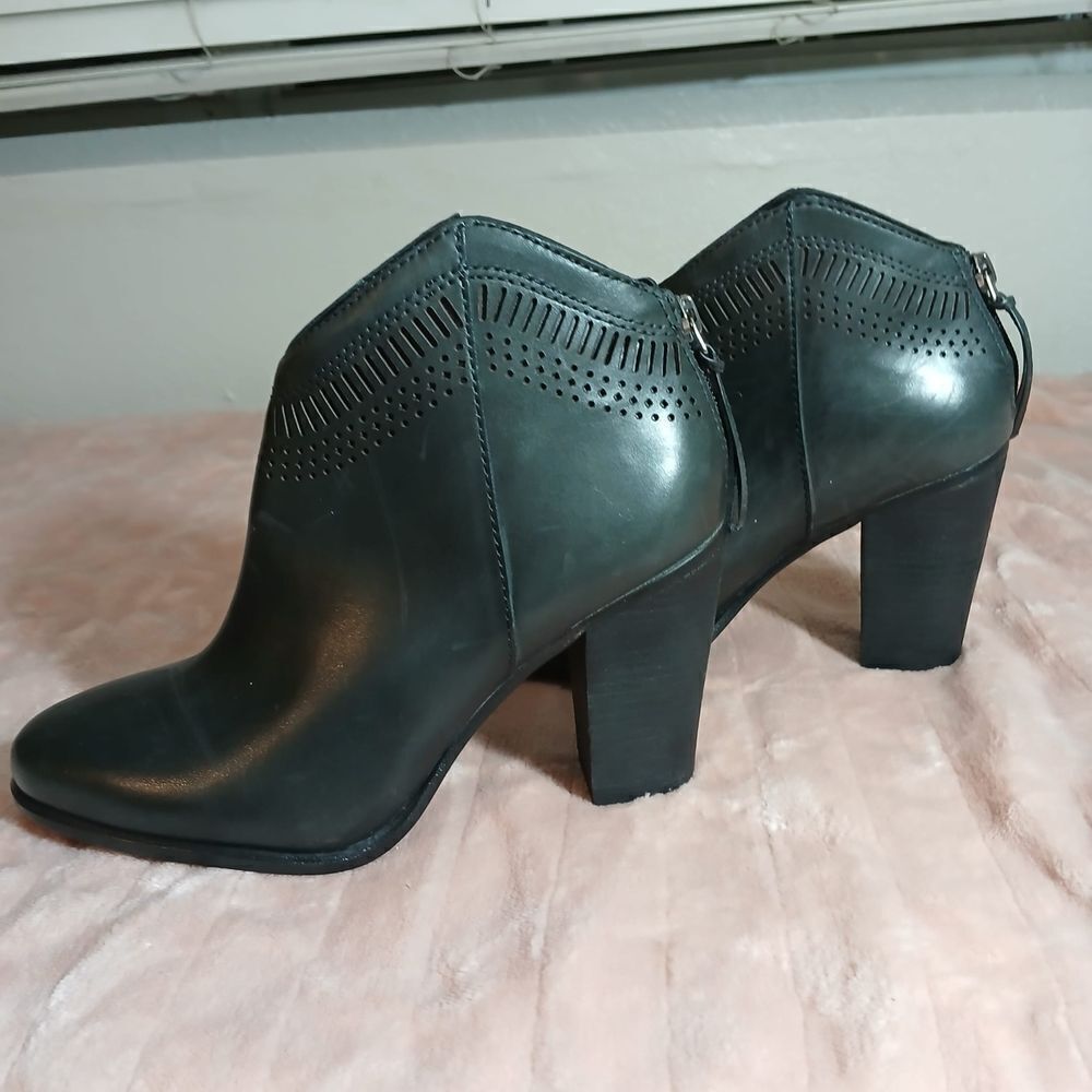 Vince Camuto Black Heeled Leather Boots with Textured Design Size 8.5M